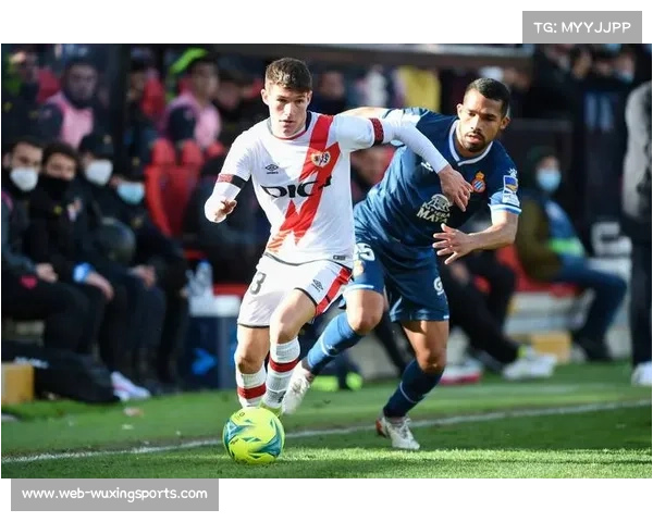 乌迪内斯采用三后卫体系应对对手相似阵型展现战术博弈